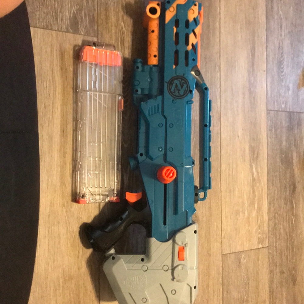 Nerf Zombie Strike gun and 18 dart clip